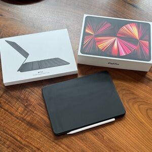 Apple iPad Pro 11 inch with Smart Keyboard Folio - Black and Apple Pencil